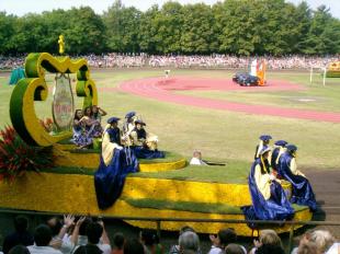 Debrecen címerét, és a várost jelképező kék-sárga színekbe öltözött  beköszöntő fanfárosok kocsija