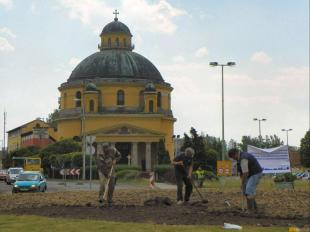 2011-05-13 Civiek virágosítják a körforgalmat