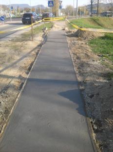 2012-04-10 Az élet apró örömei - Pár méter új járda épült a Dobogókői úton