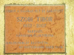 Szobi Tibor sakkozó frissen felavatott emléktáblája Szentgyörgymezőn
