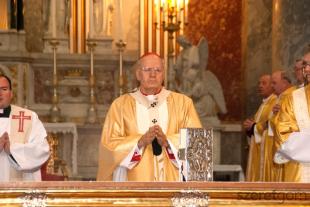 Erdő Péter bíboros szentmisét celebrál az esztergomi bazilikában nagycsütörtökön