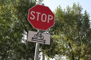 Teherkomphoz vezető út és biciklisút kereszteződése