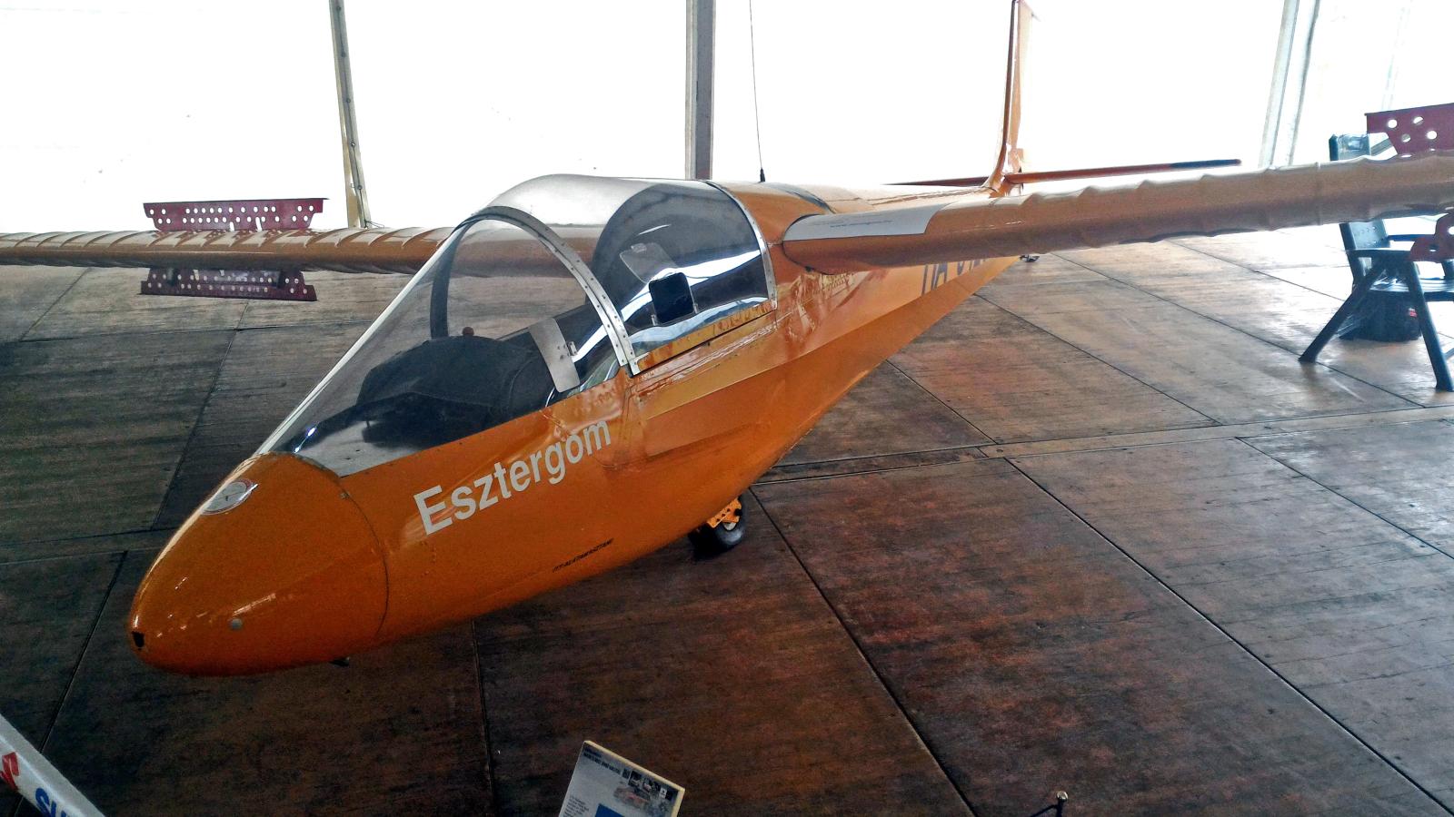 A Járműexpón kiállították Rubik Ernő tervezte Esztergom nevű repülőgépet is. 2016-05-01