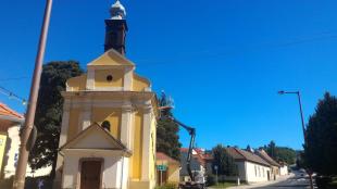 Tisztítják a Szent István-kápolna ereszét. 2016-07-04