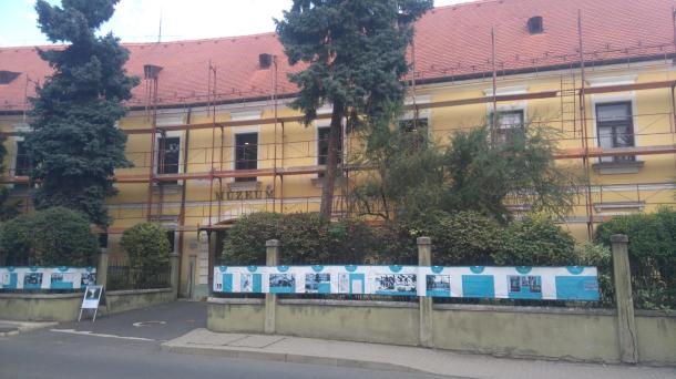 Felállványozva a Duna Múzeum épülete