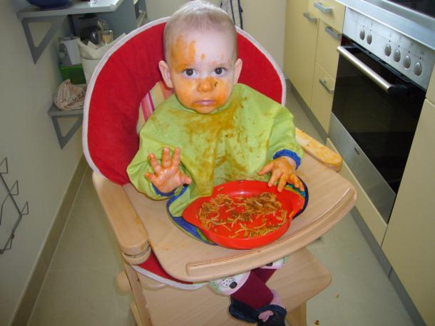 Spagettit eszik a 2 éves unokám